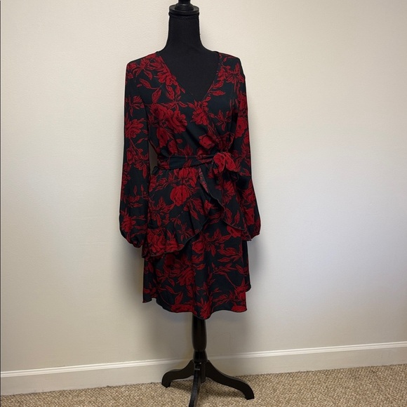 Elegant Black and Red Floral Long Sleeve Dress - Picture 3 of 8